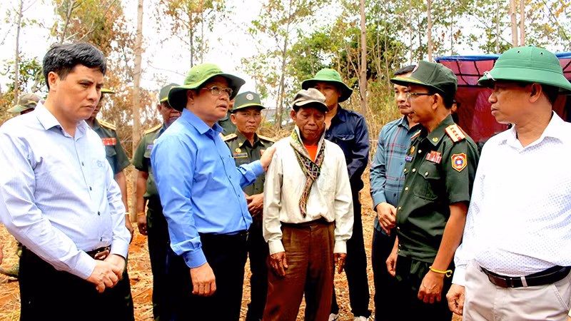 Đại diện Tư lệnh Quân khu 4 thăm Đội quy tập 192, Bộ Chỉ huy Quân sự thành phố Huế và động viên các lực lượng giúp đỡ đội quy tập.