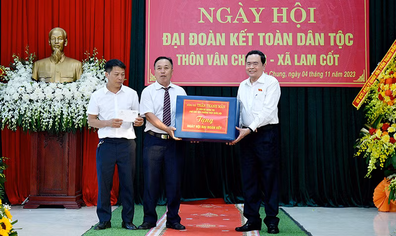 Phó Chủ tịch Thường trực Quốc hội Trần Thanh Mẫn tặng quà chúc mừng thôn Vân Chung. (Ảnh: quochoi.vn) 