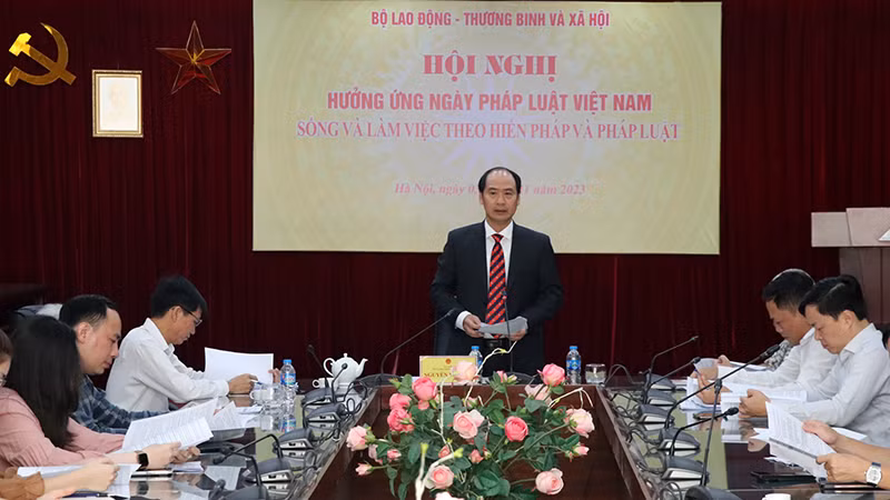Thứ trưởng Lao động-Thương binh và Xã hội Nguyễn Văn Hồi phát biểu tại hội nghị. (Ảnh: Sơn Nguyễn)