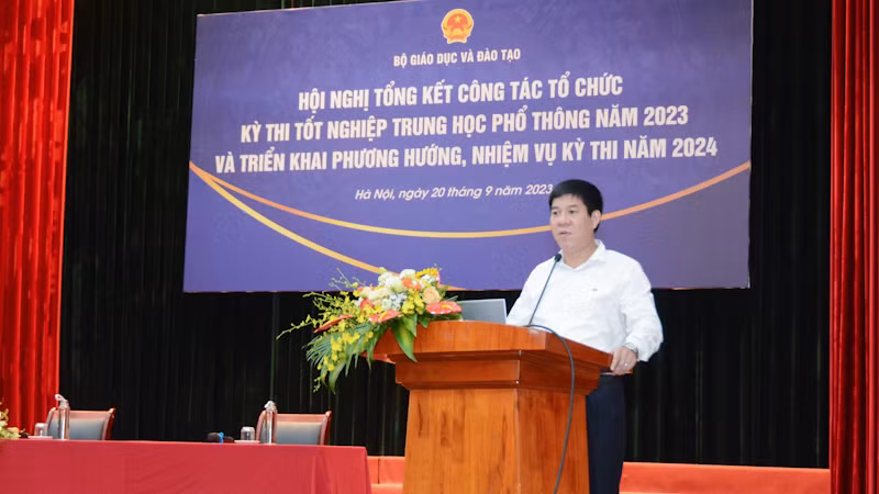 Phó Giáo sư, Tiến sĩ Huỳnh Văn Chương, Cục trưởng Quản lý chất lượng phát biểu ý kiến. Phó Giáo sư, Tiến sĩ Huỳnh Văn Chương, Cục trưởng Quản lý chất lượng phát biểu ý kiến.