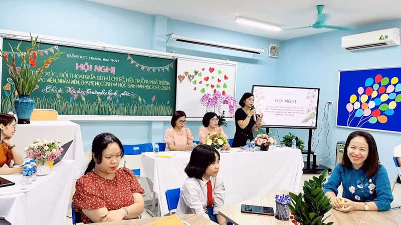 Đối thoại tại Trường trung học cơ sở Hoàng Hoa Thám Đối thoại tại Trường trung học cơ sở Hoàng Hoa Thám