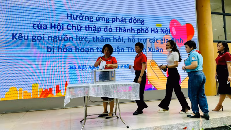 Cán bộ, giáo viên và học sinh Trường tiểu học Đại Yên (quận Ba Đình) tổ chức quyên góp ủng hộ
