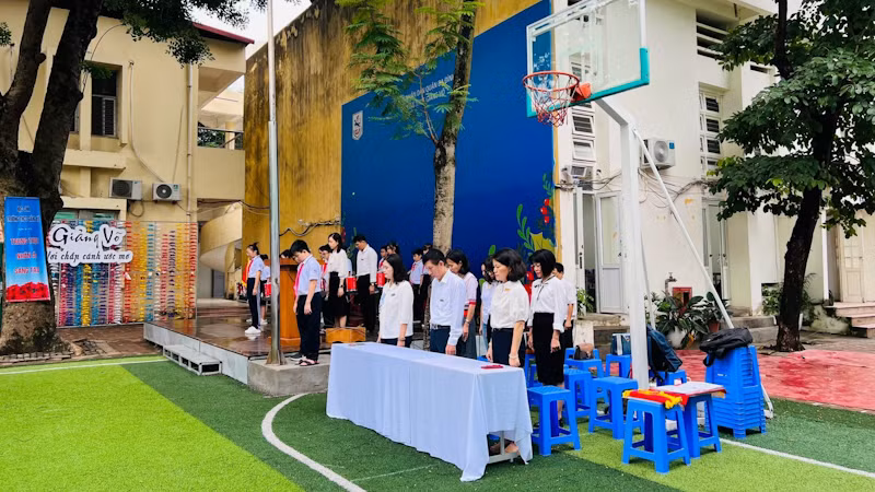 Cán bộ, giáo viên và học sinh Trường trung học cơ sở Giảng Võ tưởng niệm các nạn nhân.