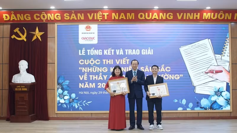 Ban Tổ chức trao giải cho các tác giả có tác phẩm đoạt giải Nhất. Ban Tổ chức trao giải cho các tác giả có tác phẩm đoạt giải Nhất.