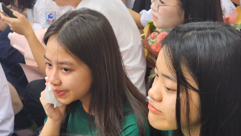 Những giọt nước mắt vui buồn trong ngày chia tay.