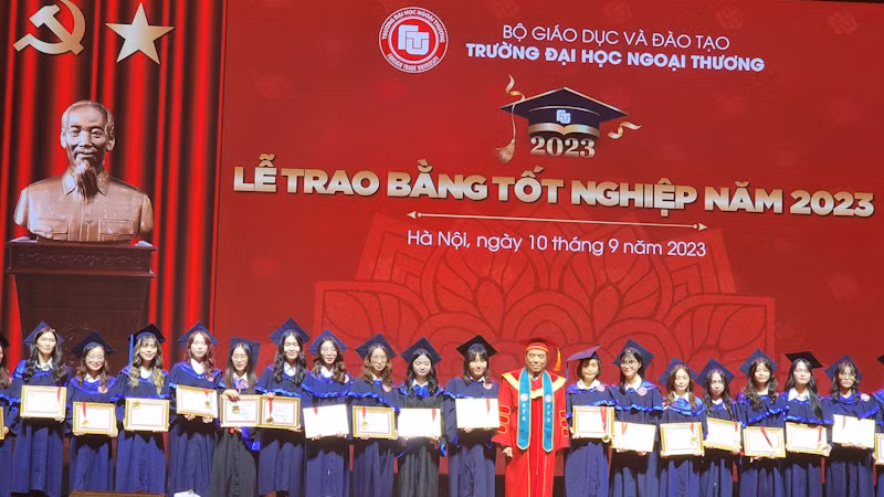 Trường đại học Ngoại thương tuyên dương các Thủ khoa tốt nghiệp xuất sắc.