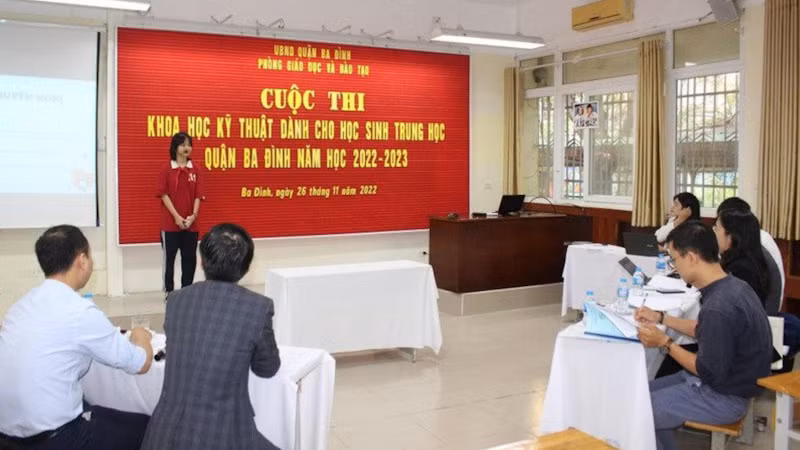 Học sinh quận Ba Đình trình bày dự án tham dự cuộc thi khoa, học kỹ thuật cấp quận.