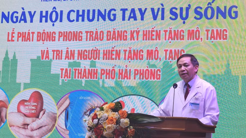 Đại diện lãnh đạo Bệnh viện Hữu nghị Việt Tiệp vận động người dân hiến mô, tạng. Đại diện lãnh đạo Bệnh viện Hữu nghị Việt Tiệp vận động người dân hiến mô, tạng.