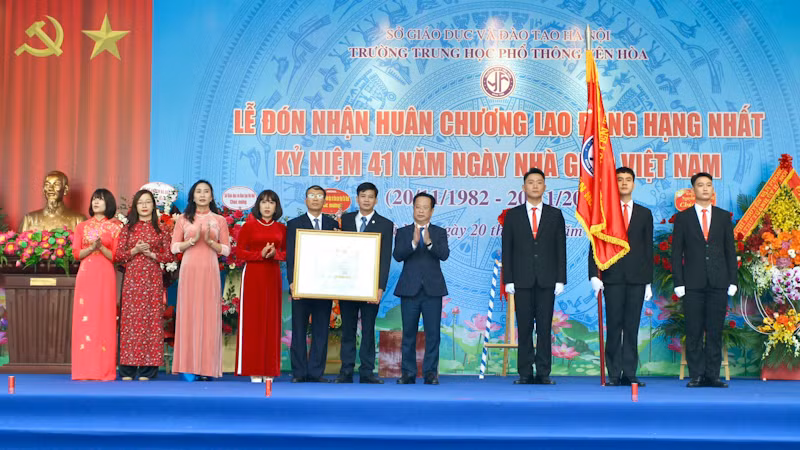 Trường trung học phổ thông Yên Hòa đón nhận Huân chương Lao động hạng Nhất.