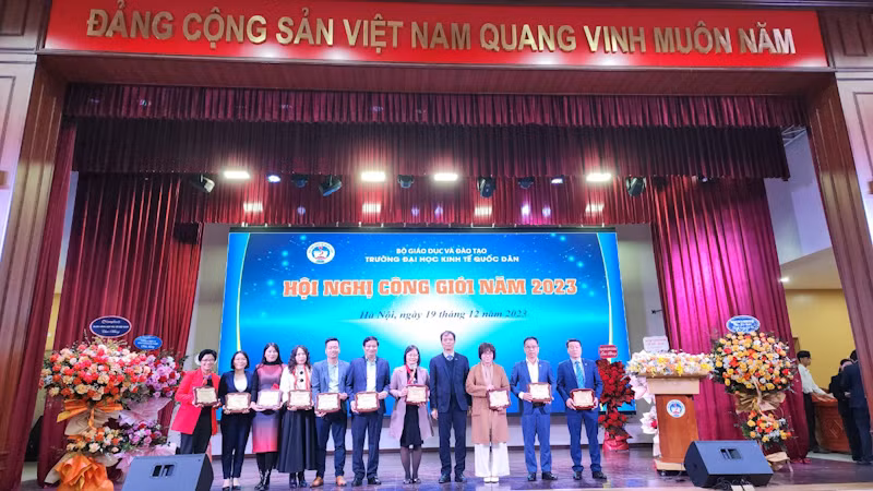 Trường đại học Kinh tế quốc dân trao kỷ niệm chương nhằm ghi nhận, tri ân các doanh nghiệp.