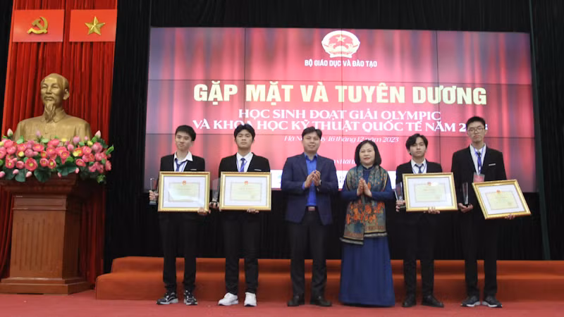 Thứ trưởng Bộ Giáo dục và Đào tạo Ngô Thị Minh trao Bằng khen tặng các học sinh đoạt giải. Thứ trưởng Bộ Giáo dục và Đào tạo Ngô Thị Minh trao Bằng khen tặng các học sinh đoạt giải.