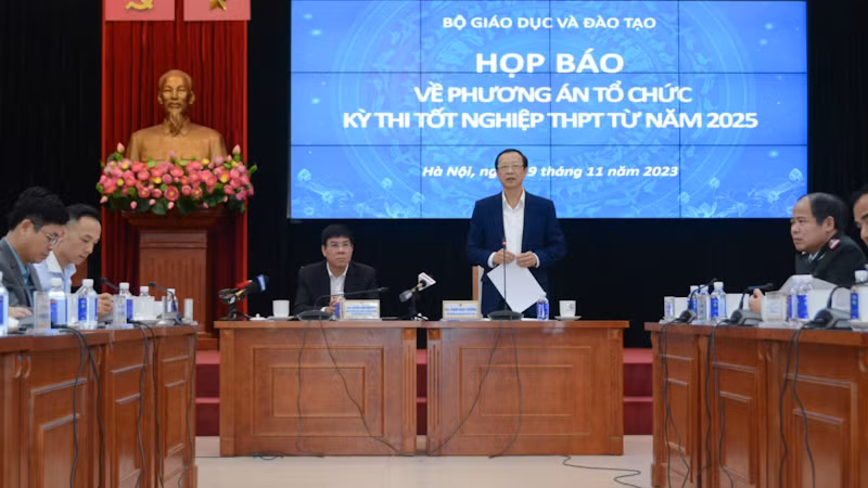 Thứ trưởng Giáo dục và Đào tạo Phạm Ngọc Thưởng giải đáp những thắc mắc về phương án thi từ năm 2025.