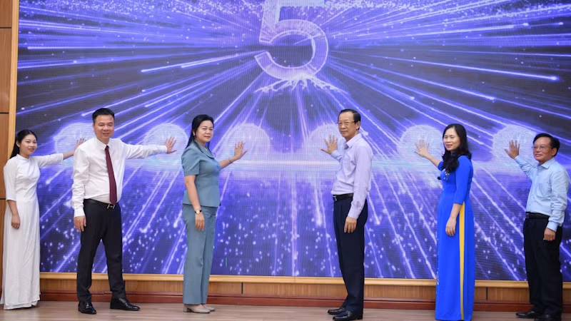 Đại diện ban tổ chức ấn nút phát động cuộc thi.