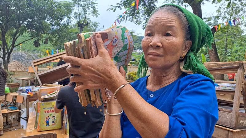 Nhiều đồ dùng học tập, sách giáo khoa bị hư hỏng do mưa lũ Nhiều đồ dùng học tập, sách giáo khoa bị hư hỏng do mưa lũ