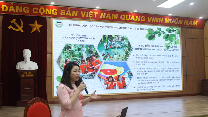 Nhà giáo trình bày bài thi trước Hội đồng xét duyệt. Nhà giáo trình bày bài thi trước Hội đồng xét duyệt.