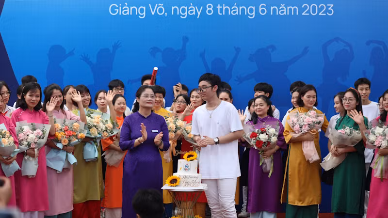 Học sinh tri ân các thầy, cô giáo.