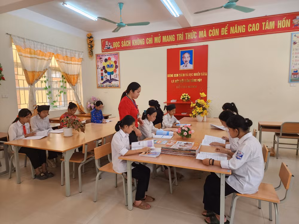 Giờ đọc sách ở thư viện của học sinh Trường phổ thông dân tộc bán trú trung học cơ sở Thiện Hòa (Bình Gia, Lạng Sơn).