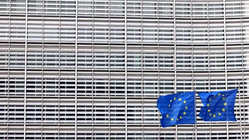 Cờ châu Âu tung bay bên ngoài trụ sở Ủy ban châu Âu tại Brussels, Bỉ ngày 13/3/2023. (Ảnh: Reuters)