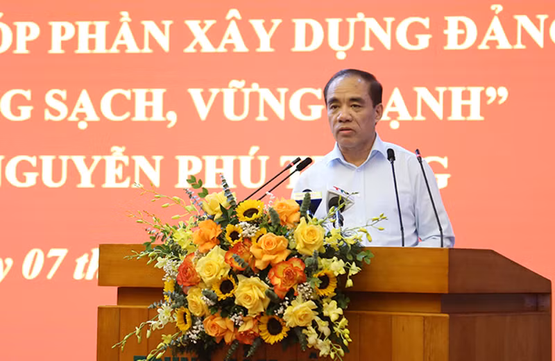 Đồng chí Chẩu Văn Lâm, Ủy viên Trung ương Đảng, Bí thư Tỉnh ủy, Trưởng Đoàn đại biểu Quốc hội tỉnh phát biểu tại hội nghị.