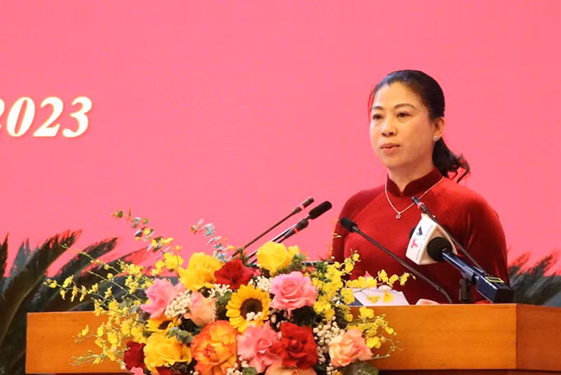 Đồng chí Lê Thị Kim Dung, Phó Bí thư Thường trực Tỉnh ủy, Chủ tịch Hội đồng nhân dân tỉnh Tuyên Quang phát biểu tại kỳ họp.