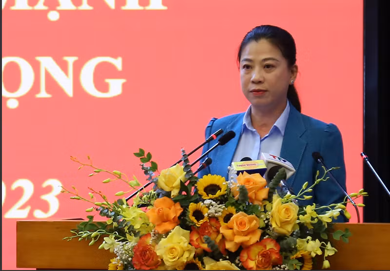 Đồng chí Lê Thị Kim Dung, Phó Bí thư thường trực Tỉnh ủy, Chủ tịch Hội đồng nhân dân tỉnh phát biểu khai mạc hội nghị.