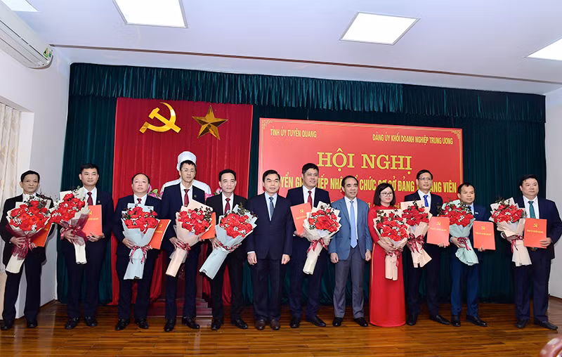 Lãnh đạo Tỉnh ủy Tuyên Quang trao quyết định và tặng hoa các tổ chức đảng.