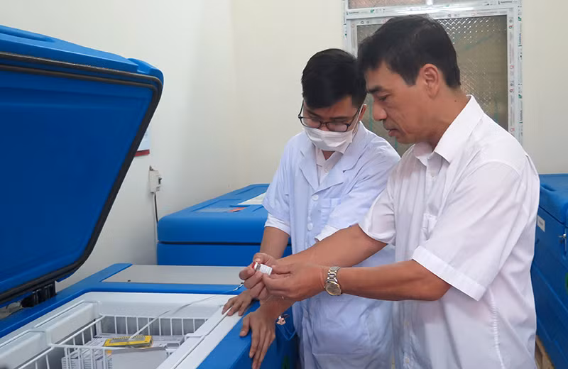 Cán bộ Trung tâm Kiểm soát dịch bệnh tỉnh kiểm tra vắc xin phòng Covid-19.