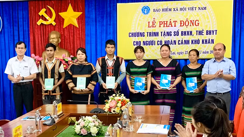 Bảo hiểm xã hội tỉnh Gia Lai trao tặng sổ bảo hiểm xã hội, thẻ bảo hiểm y tế cho người dân khó khăn ngày 23/11/2022. (Ảnh: Hà Ly)