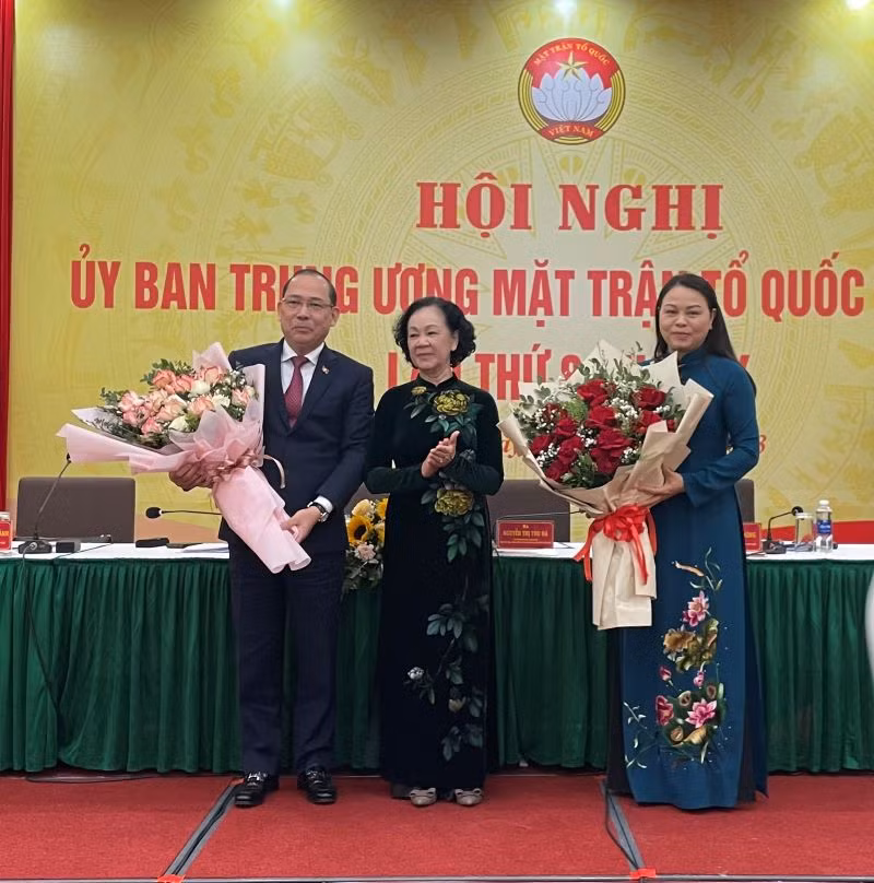 Thường trực Ban Bí thư Trương Thị Mai tặng hoa chúc mừng các đồng chí Nguyễn Thị Thu Hà và Hoàng Công Thủy.