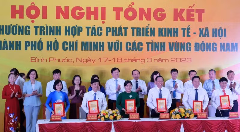 Lãnh đạo các tỉnh, thành phố ký kết chương trình hợp tác giai đoạn 2023-2025.