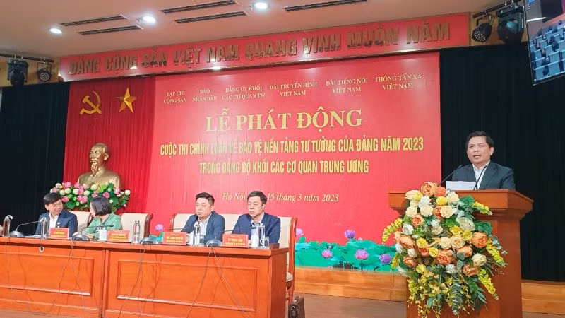 Đồng chí Nguyễn Văn Thể định hướng một số chủ đề tác phẩm tham gia cuộc thi.