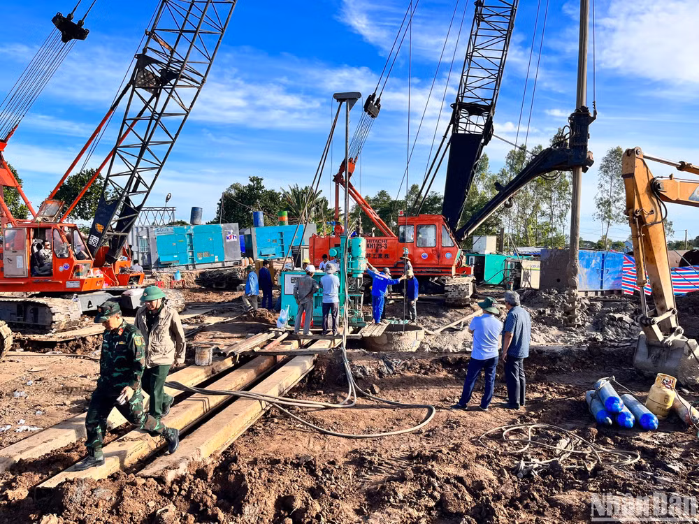 Hiện trường vụ giải cứu cháu bé rơi xuống trụ bê-tông tại Đồng Tháp (Ảnh: Hữu Nghĩa)