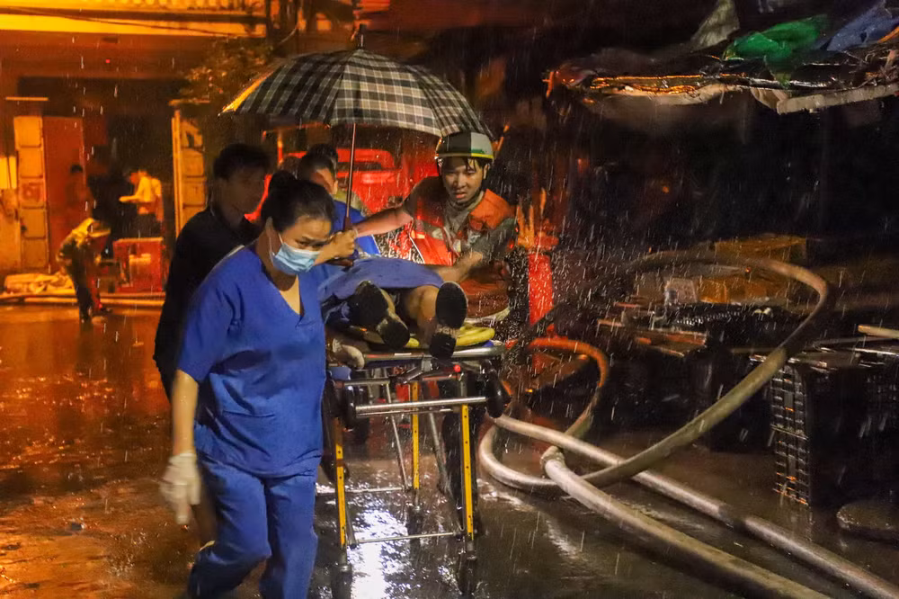 Lực lượng chức năng đưa các nạn nhân ra khỏi hiện trường vụ cháy. Lực lượng chức năng đưa các nạn nhân ra khỏi hiện trường vụ cháy.