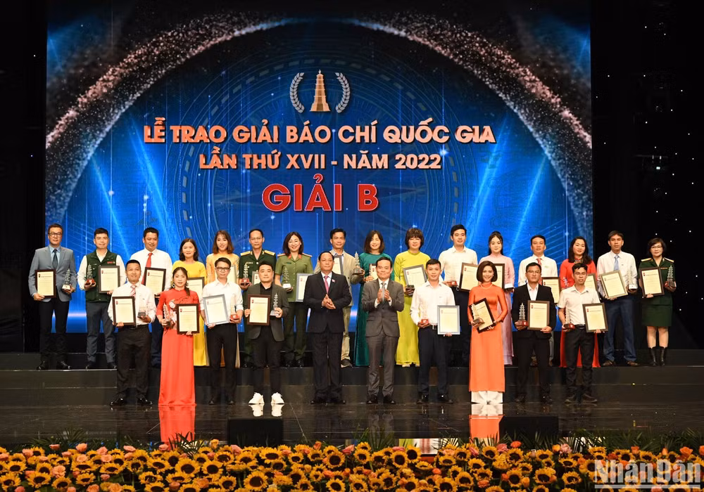 Trao giải B cho các tác giả, đại diện nhóm tác giả đoạt giải. (Ảnh: DUY LINH) Trao giải B cho các tác giả, đại diện nhóm tác giả đoạt giải. (Ảnh: DUY LINH)