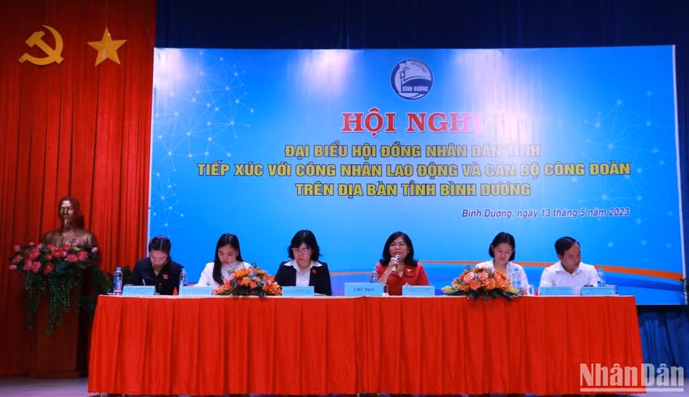 Các đại biểu chủ trì hội nghị.