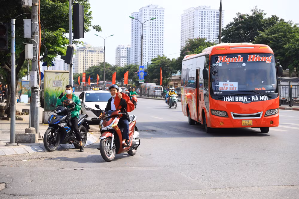 Cũng trong 5 ngày nghỉ lễ, lực lượng Cảnh sát giao thông toàn quốc đã xử lý 49.371 trường hợp vi phạm, phạt tiền 107,652 tỷ đồng, tạm giữ 847 xe ô-tô, 20.067 xe mô-tô và 210 phương tiện khác; tước 11.033 giấy phép lái xe.