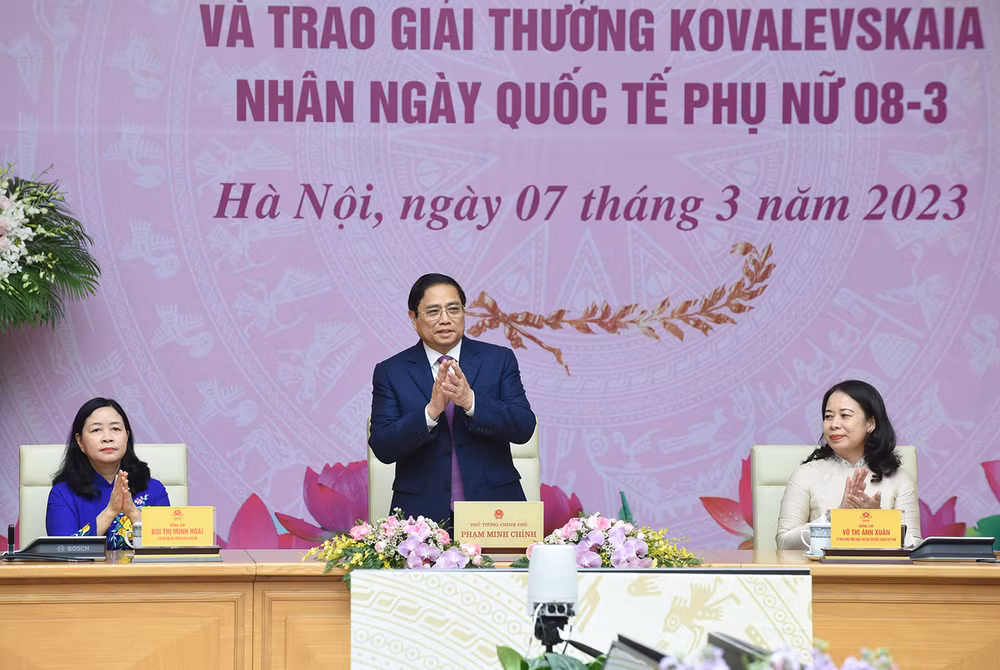 Thủ tướng Phạm Minh Chính dự buổi gặp đại diện nữ lãnh đạo và các nhà khoa học nữ.