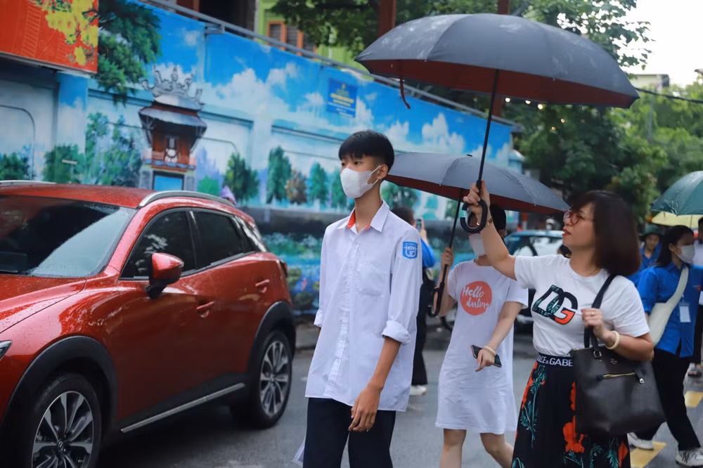 Sáng 28/6, tại Hà Nội, các thí sinh đã bước vào môn thi đầu tiên trong kỳ thi Tốt nghiệp Trung học phổ thông. (Ảnh: Sơn Bách) Sáng 28/6, tại Hà Nội, các thí sinh đã bước vào môn thi đầu tiên trong kỳ thi Tốt nghiệp Trung học phổ thông. (Ảnh: Sơn Bách)