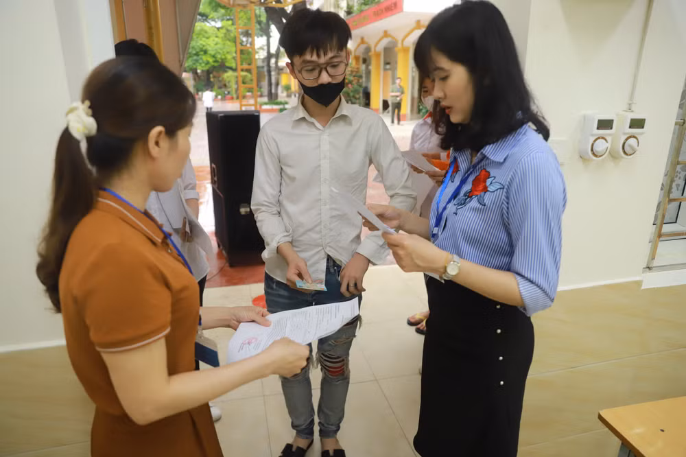 Làm thủ tục trước khi bước vào môn thi Ngữ văn. (Ảnh: Sơn Bách) Làm thủ tục trước khi bước vào môn thi Ngữ văn. (Ảnh: Sơn Bách)