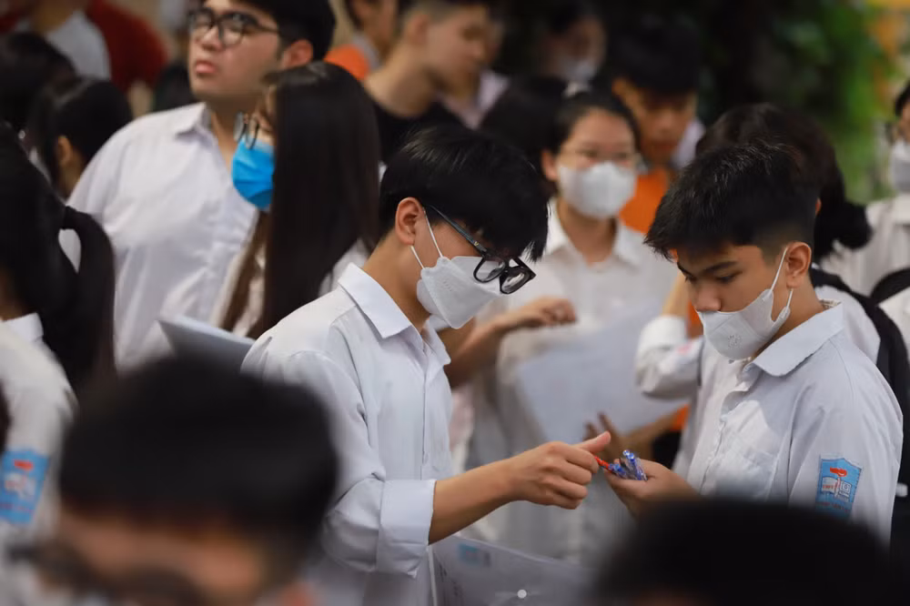 Kiểm tra lại bút trước giờ thi. (Ảnh: Sơn Bách) Kiểm tra lại bút trước giờ thi. (Ảnh: Sơn Bách)