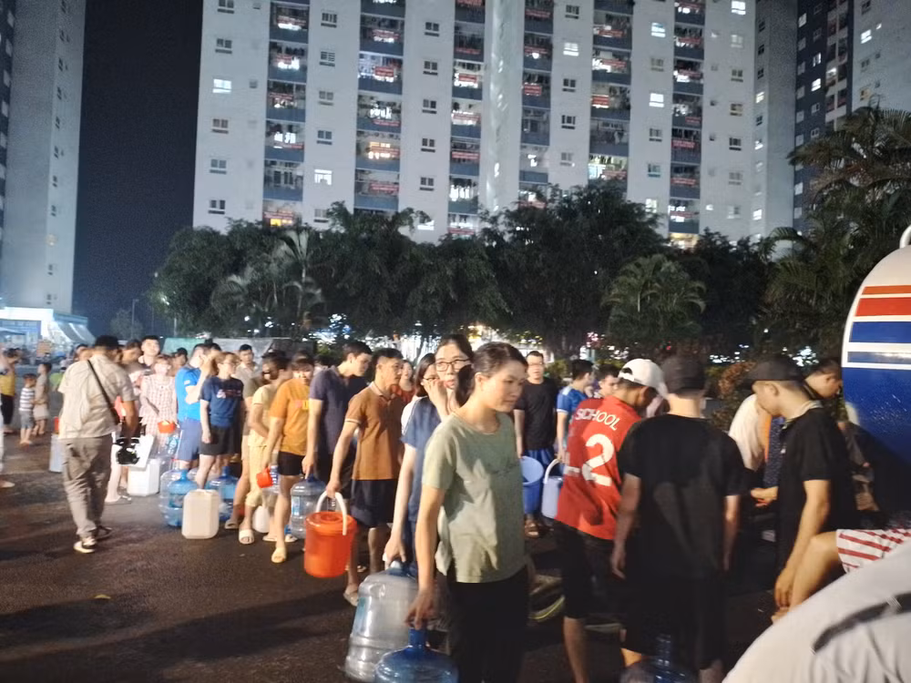 Tối muộn ngày 24/10, hàng trăm người dân tại KĐT Thanh Hà vẫn phải xếp hàng dài... đợi nước. (Ảnh chụp lúc 21 giờ ngày 24/10)