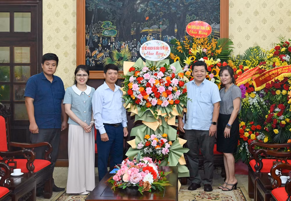 Đoàn đại biểu Sở Kế hoạch và Đầu tư Hà Nội chúc mừng Báo Nhân Dân. (Ảnh: DUY LINH)