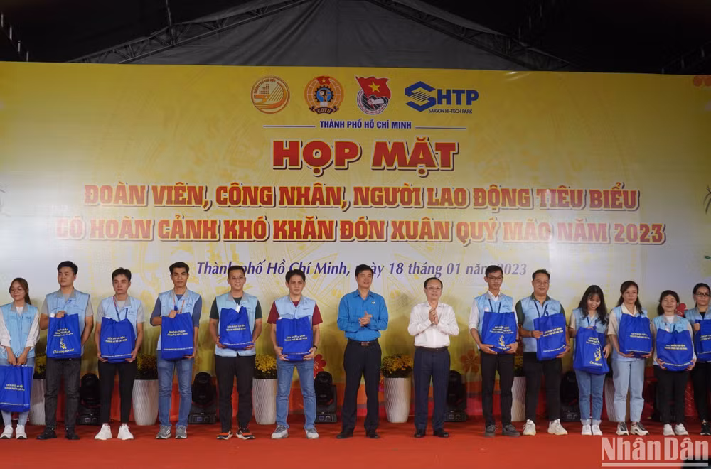 Lãnh đạo Thành phố Hồ Chí Minh và Tổng Liên đoàn Lao động Việt Nam trao quà cho công nhân lao động, tối 18/1.