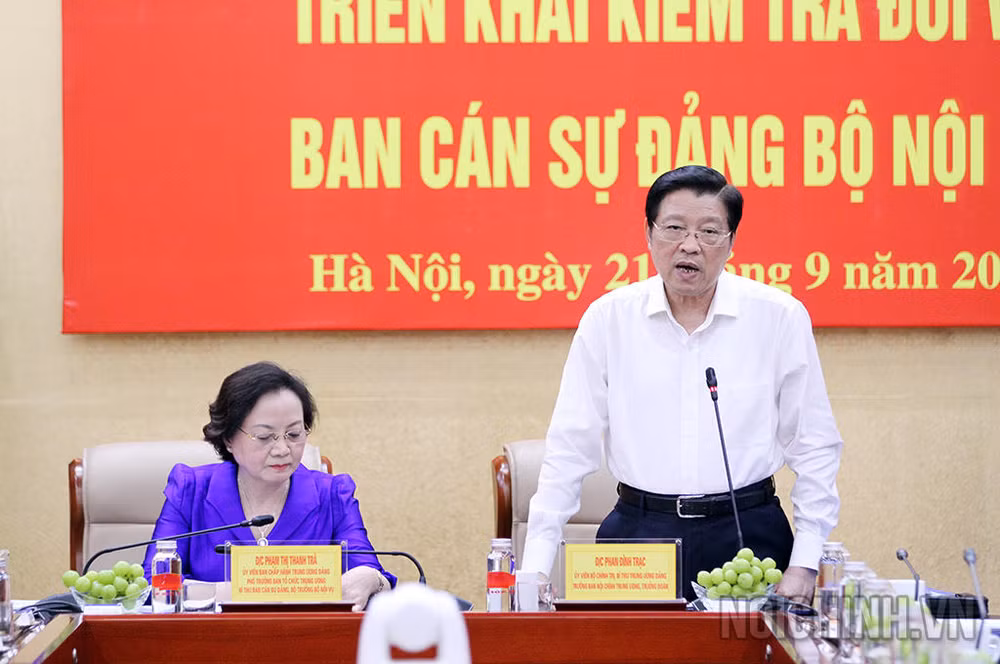 Đồng chí Phan Đình Trạc, Ủy viên Bộ Chính trị, Bí thư Trung ương Đảng, Trưởng Ban Nội chính Trung ương, Trưởng Đoàn kiểm tra phát biểu chỉ đạo tại Hội nghị. Đồng chí Phan Đình Trạc, Ủy viên Bộ Chính trị, Bí thư Trung ương Đảng, Trưởng Ban Nội chính Trung ương, Trưởng Đoàn kiểm tra phát biểu chỉ đạo tại Hội nghị.