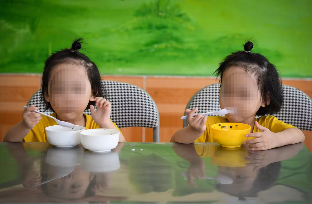 Hai chị em sinh đôi Minh Anh và Minh Ánh giờ đã thực sự coi trung tâm là ngôi nhà thứ hai của mình. Ở đó, các em có sự yêu thương của các mẹ, các anh chị lớn hơn. (Ảnh: Thành Đạt) Hai chị em sinh đôi Minh Anh và Minh Ánh giờ đã thực sự coi trung tâm là ngôi nhà thứ hai của mình. Ở đó, các em có sự yêu thương của các mẹ, các anh chị lớn hơn. (Ảnh: Thành Đạt)