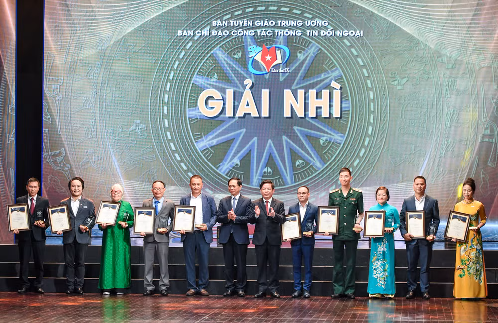 Đại diện các tác giả, nhóm tác giả giành giải Nhì. (Ảnh: Thành Đạt) Đại diện các tác giả, nhóm tác giả giành giải Nhì. (Ảnh: Thành Đạt)