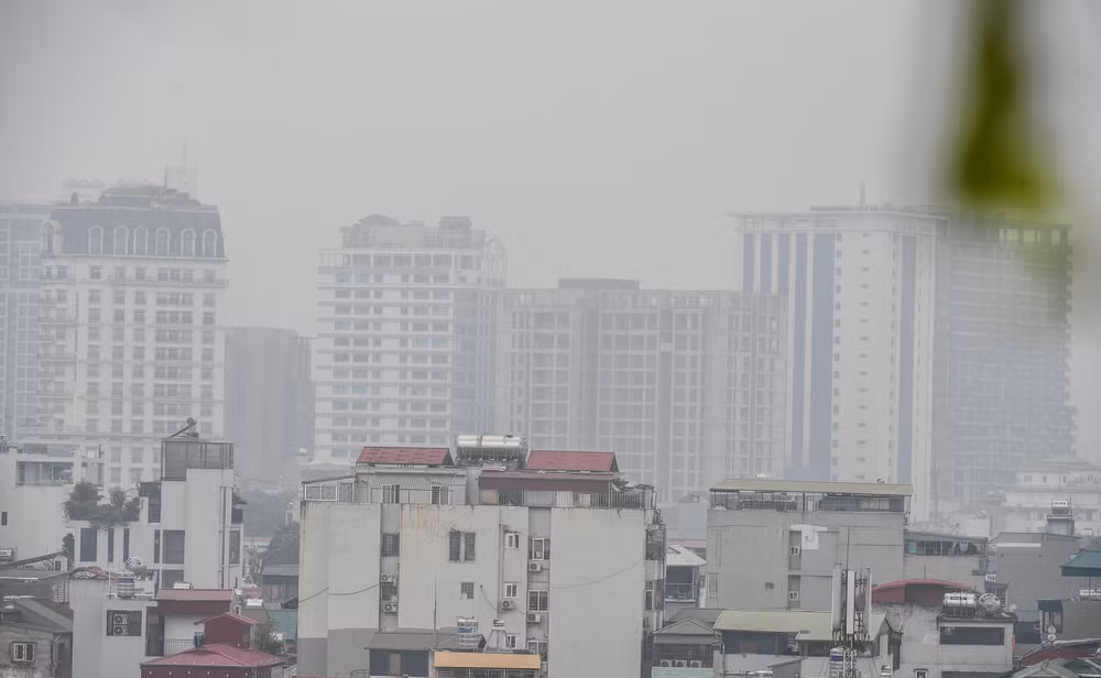 Bầu trời Hà Nội mù mịt trong sáng 11/8. (Ảnh: Thành Đạt)