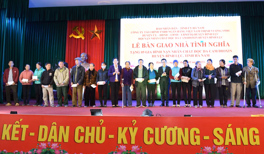 Dịp này, Báo Nhân Dân cũng dành tặng 60 suất quà cho các hộ nghèo, hộ nạn nhân chất độc da cam. (Ảnh: Thành Đạt)