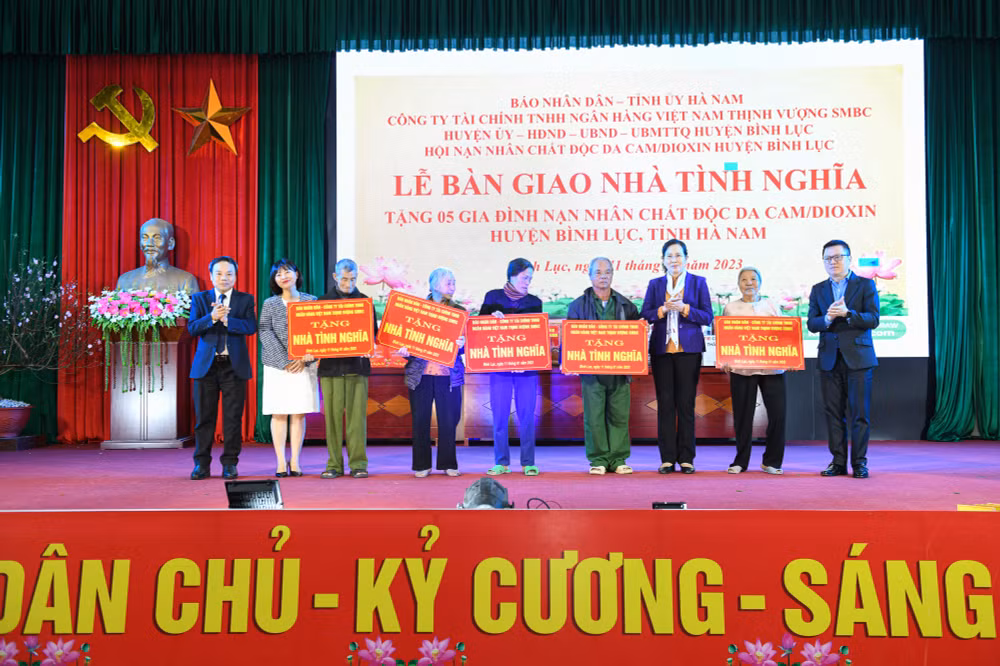Đồng chí Lê Quốc Minh và đồng chí Lê Thị Thủy trao biểu trưng tặng 5 ngôi nhà tình nghĩa được xây mới cho các gia đình nạn nhân chất độc da cam tại huyện Bình Lục. (Ảnh: Thành Đạt)
