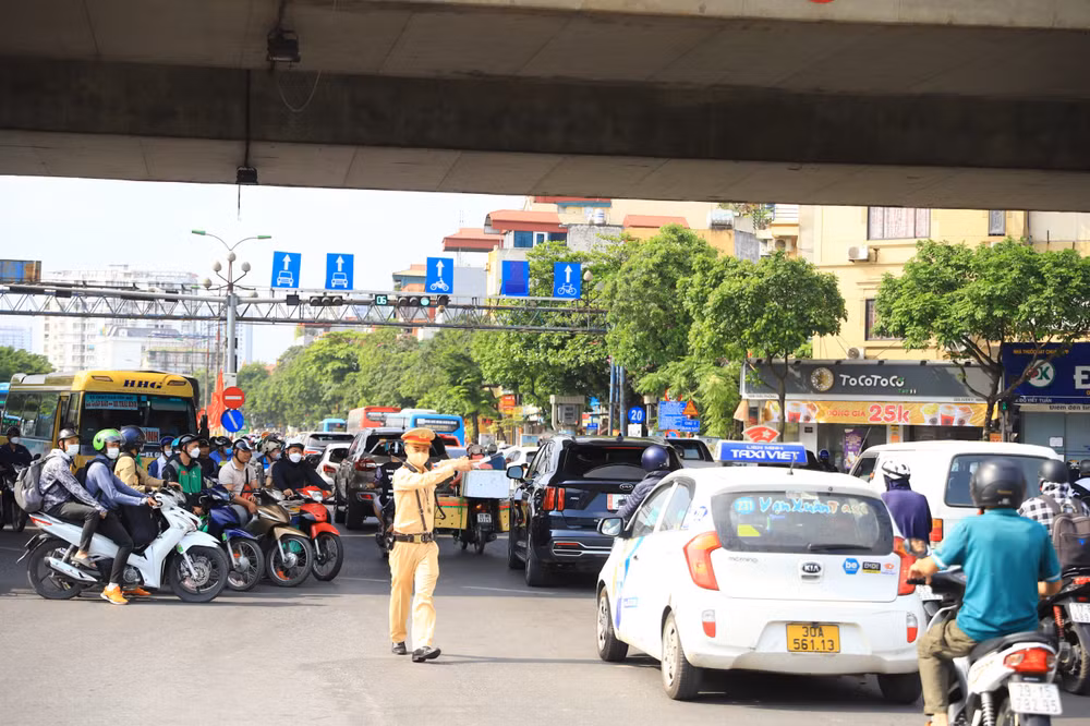 Cảnh sát giao thông làm nhiệm vụ phân luồng giao thông chiều 3/5 tại Hà Nội.